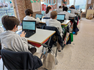 Alumnado trabajando la competencia lectora con el sistema de tutoría inteligente TuinLEC. (c) Colegio Pureza de María Ontinyent, Valencia (reproducido con permiso).